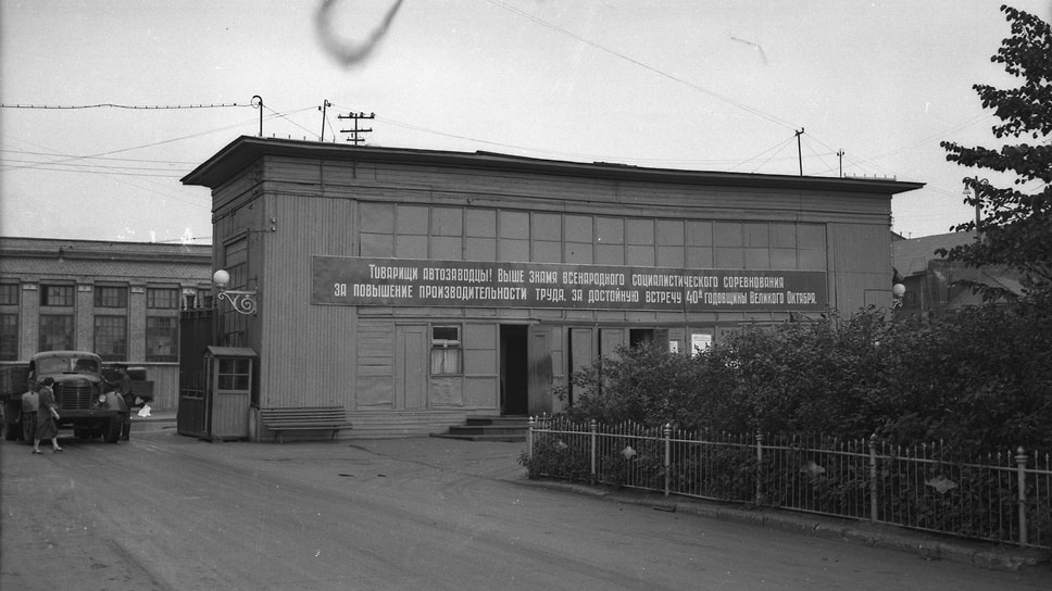 Вторая проходная, ведущая на главную аллею, в 1957 году. В следующем году вместо деревянной проходной будет построена кирпичная