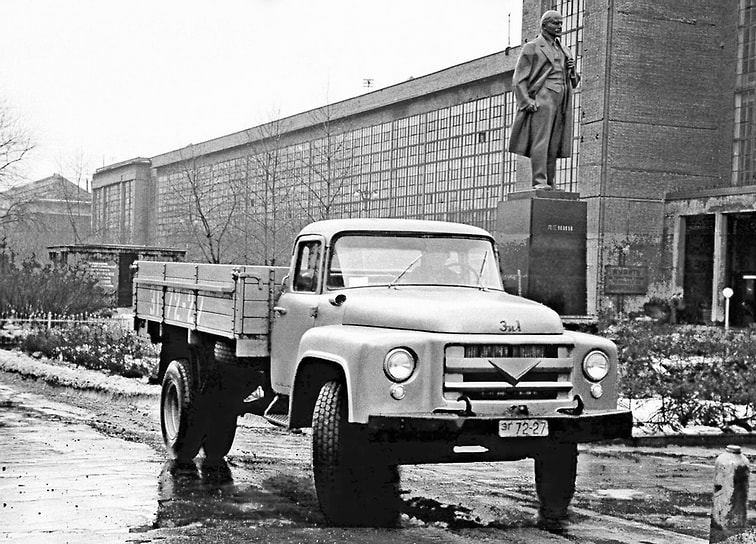 Один из прототипов ЗИЛ-130 на главной аллее. Позади виден памятник Ленину, сохранившийся до наших дней