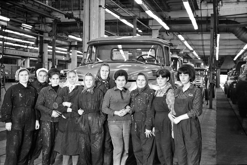Женщины-рабочие автосборочного корпуса у грузовика ЗИЛ-130, фотография 60-х годов. Сейчас на этом месте ЖК «Парк легенд»
