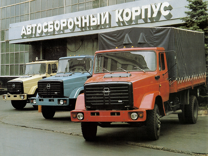 Три грузовика новой модели ЗИЛ-4331 у автосборочного корпуса, вторая половина 80-х годов. Сейчас здесь ЖК «Шагал» на улице Лисицкого