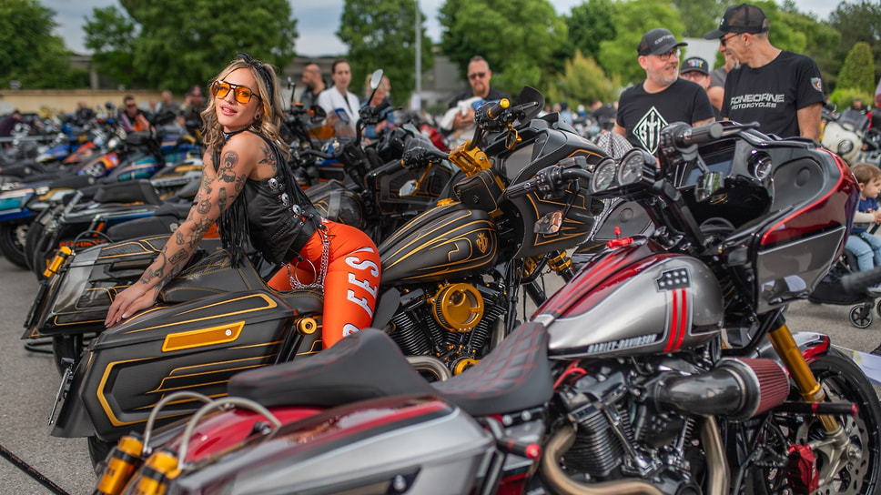 Участница 39-го Biker Fest International, прошедшего в итальянском городе Линьяно-Саббьядоро