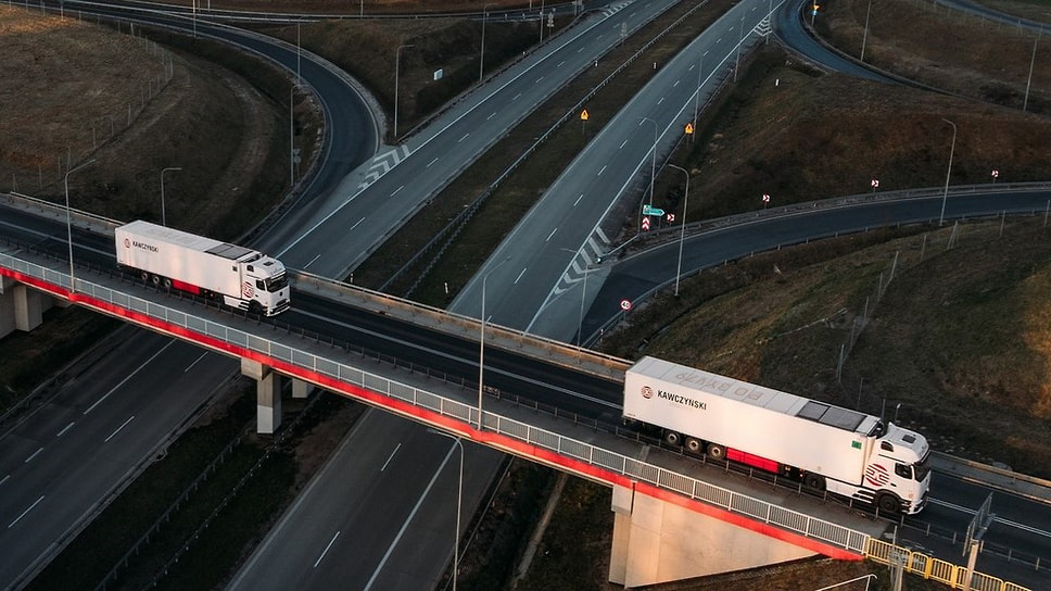 Грузовики Mercedes-Benz Actros на автомобильной развязке в Польше