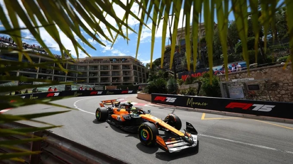 McLaren на выходе из поворота
