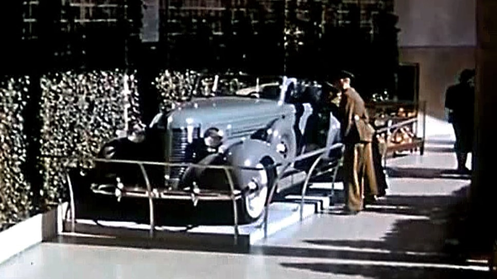 В СССР так гордились фаэтоном ЗИС-102, что в 1940 году отправили один такой автомобиль на Всемирную выставку в Нью-Йорке. После закрытия экспозиции фаэтон не стали возвращать обратно, а отправили в советское консульство в Лос-Анджелесе. Дальнейшая судьба автомобиля неизвестна