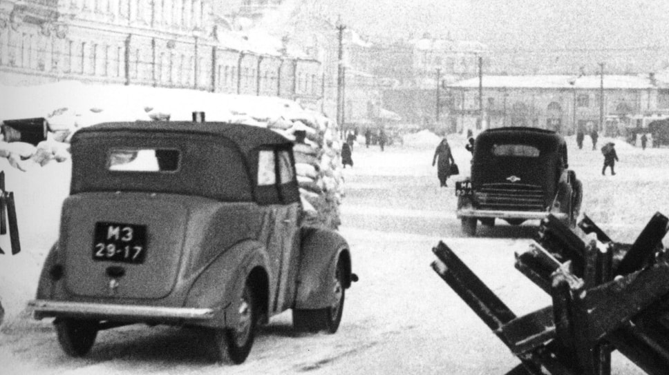 При Сталине фаэтоны на базе закрытых моделей создавались «для южных регионов», но работать почему-то многим приходилось далеко не в теплом климате. На фото фаэтон КИМ 10-51 и лимузин ЗИС-101 едут по заснеженной Москве зимой 1941 года