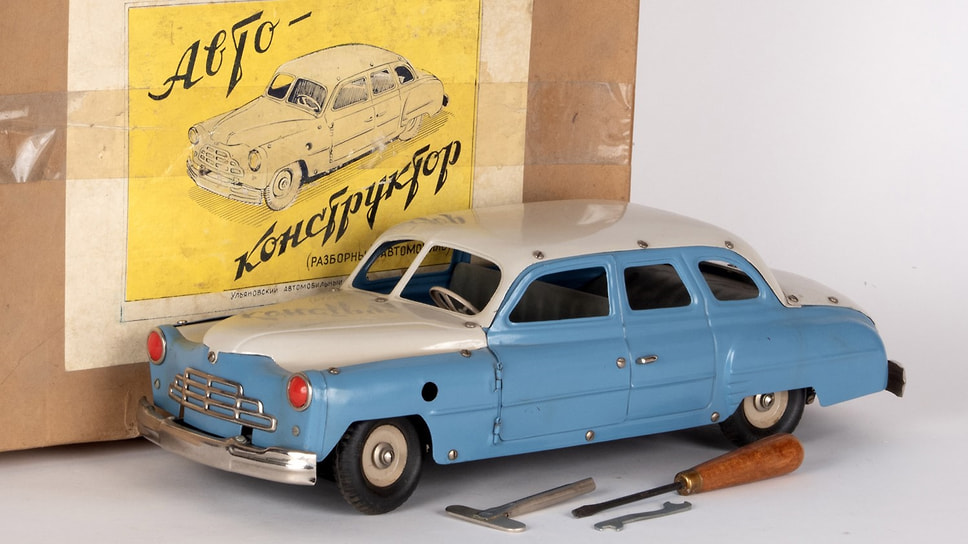 Не просто заводная механическая игрушка, но и автомобиль-конструктор, который ребенку надо было собрать самому. Прототипом игрушки послужил представительский ЗИМ, он же ГАЗ-12, но выпускали такие наборы не в Горьком, а на Ульяновском автомобильном заводе. Игрушечный ЗИМ в хорошем состоянии, а из утрат — только ручка у одной из дверей. В комплекте идет заводская коробка, заводной ключ, отвертка и ключ для сборки. Лидирующая ставка на момент публикации — 95 тыс. руб.