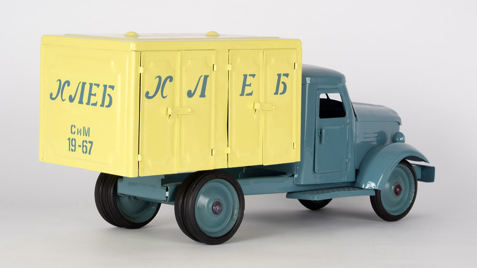 Хлебный фургон на базе ЗИС-150. Можно поиграть в героев фильма «Место встречи изменить нельзя», хотя там была «полуторка» ГАЗ-АА. Лидирующая ставка на момент публикации — 80 тыс. руб.