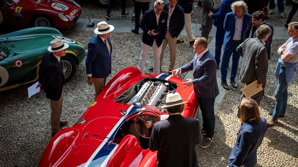 Вокруг Ferrari 735 LM 1954 года собрались члены жури и что-то обсуждают с владельцем Эладом Шрагом из Великобритании. В итоге модель получила приз Menshion of honor в «гоночном» Классе D