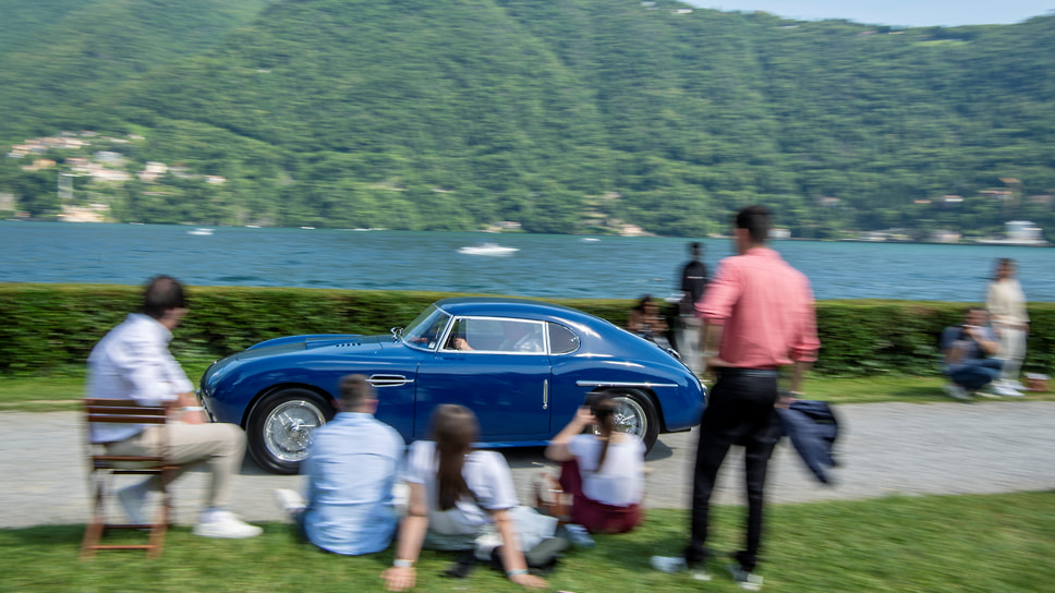 Атмосфера на Concorso d’Eleganza Villa d’Este отличается некоторой расслабленностью. На редкие и дорогие машины люди смотрят, потягивая просекко или пожевывая сандвичи, рассевшись на газоне