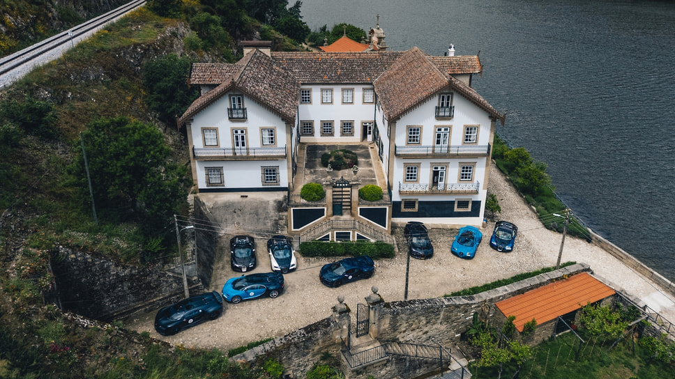 Участники Bugatti Grand Tour во время остановки на маршруте по Португалии