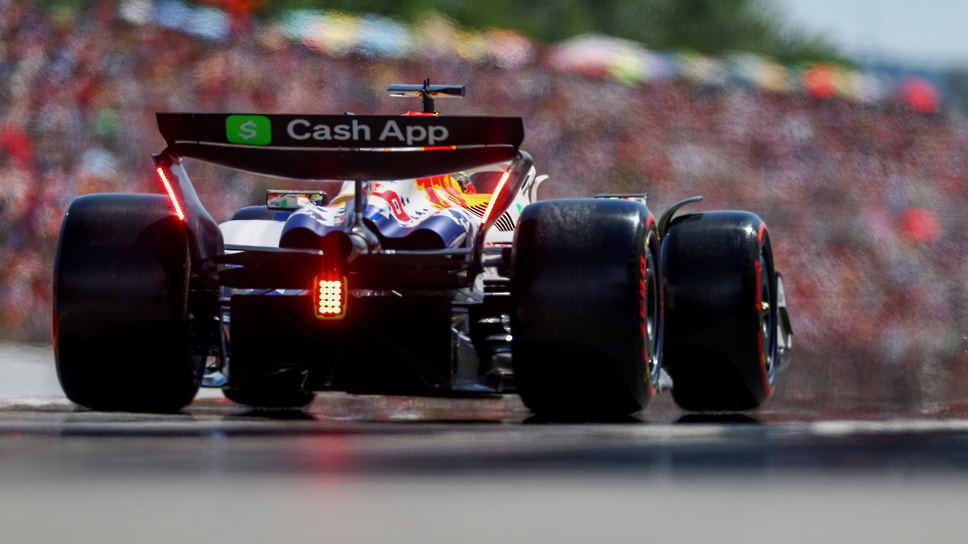 На торможении, о чем свидетельствуют горящие «стопари» — болид Racing Bulls на мягких шинах Soft

