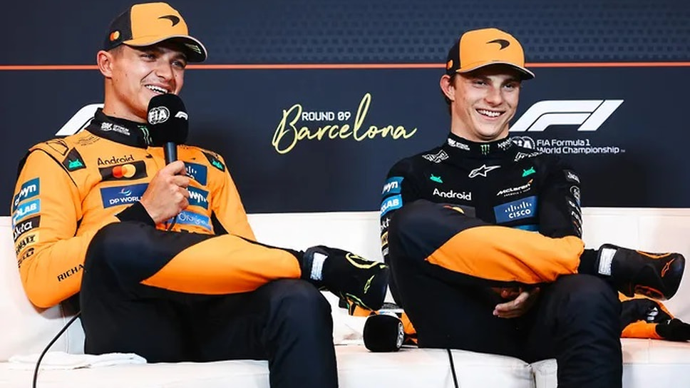 Пара пилотов McLaren на предстартовой пресс-конференции в четверг: Ландо Норрис и Оскар Пиастри (слева направо)
