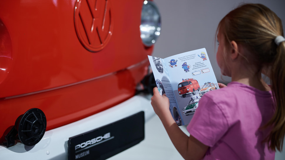 Юная посетительница музея Porsche в Штутгарте