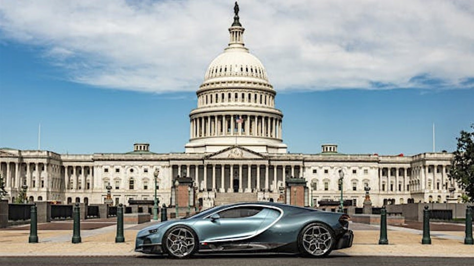 Автомобиль марки Bugatti на Капитолийском холме в Вашингтоне
