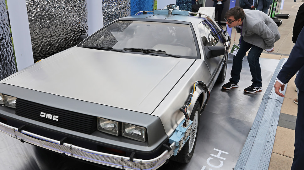 Автомобиль DeLorean DMC-12 в экспозиции конференции «Цифровая индустрия промышленной России» в Нижнем Новгороде