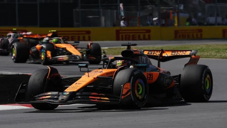 Обе машины McLaren, впереди — Оскар Пиастри