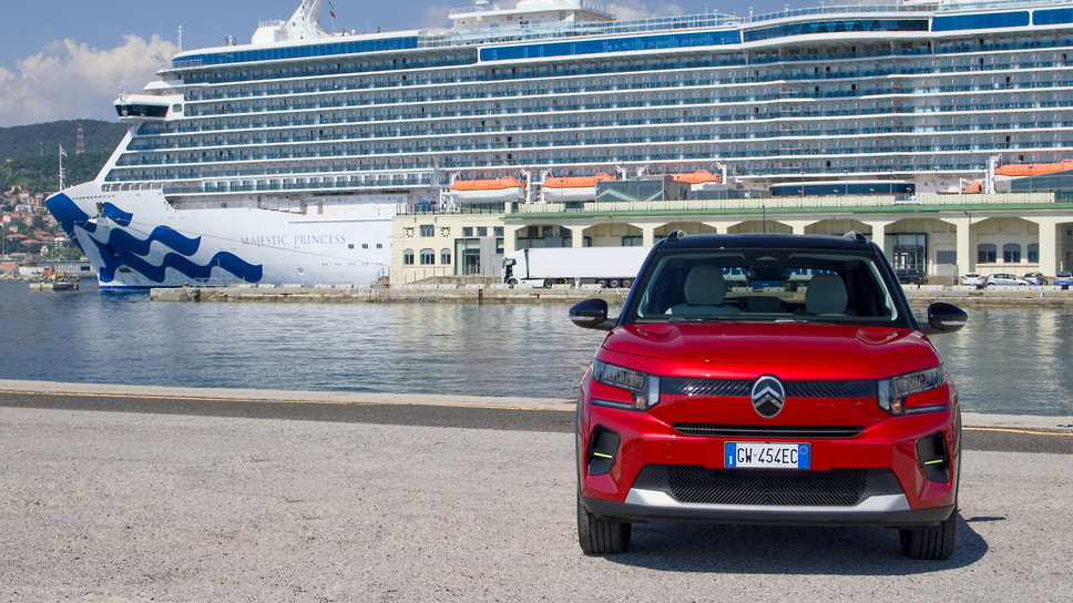 Citroen C3 в порту Триеста на фоне круизного судна Majestic Princess