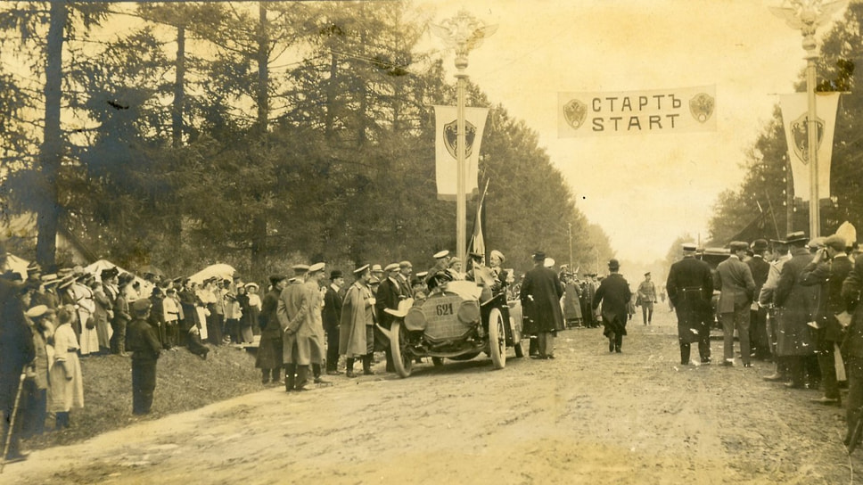 Старт автопробега состоялся 16 июня 1910 года в Царском Селе у Орловских ворот. Автомобили стартовали через каждые две минуты, выстроенные по мощности мотора от наиболее сильного к самому слабому. Первым шел вице-командор пробега Николай Карлович фон Мекк, лично управляющий своим «Мерседесом» с номерным знаком 621 на решетке радиатора
