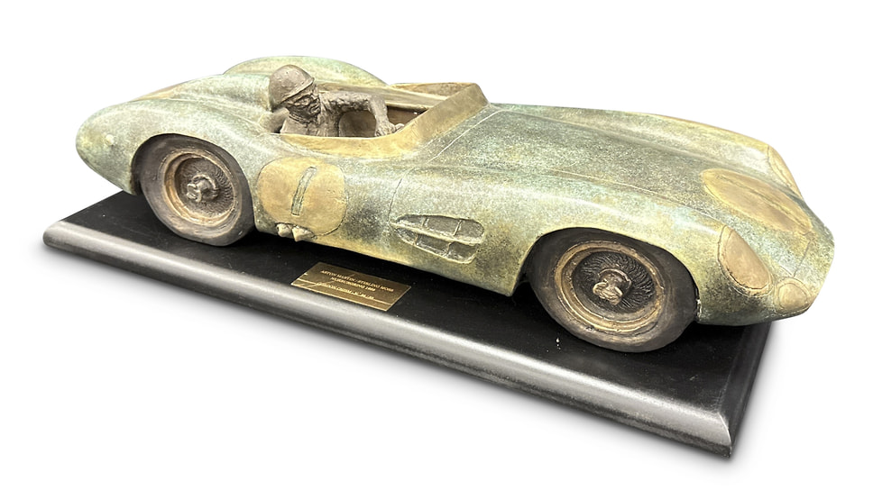 Настольная модель Aston Martin DBR1, изображающая Стирлинга Мосса на гонке Нюрбургринг в 1959 году. Тогда Мосс пришел первым из 77 участников, оставив позади Ferrari 250 TR и Porsche 718. Трассу в 1000 км он прошел за 7 часов 33 минуты 18 секунд. Таких моделей, к слову, было сделано всего 50, а у этой номер 29. Победитель получил реликвию на отметке $2160. Видимо, остальные 49 моделей будут на торгах не скоро