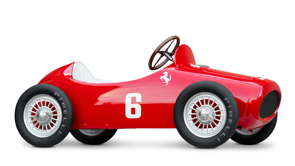 Детский педальный автомобильчик в стиле Ferrari, выпущенный в 1961 году фирмой Morellet et Guerineau. Цена совсем не детская — $1860
