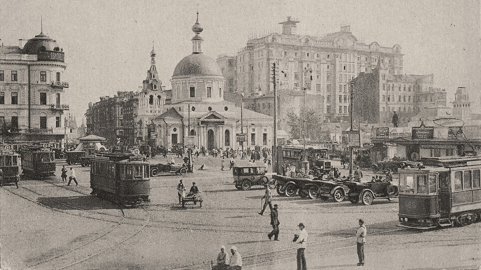 Такси вернулось в Москву во времена НЭПа, когда у людей появилась возможность приобрести в частное пользование автомобиль и заняться извозом. Одним из мест стоянки такси была Страстная площадь, нынешняя Пушкинская, где водители работали в паре с «подсадчиками». Известный коллекционер Георгий Костаки, у которого братья работали на одной общей машине, вспоминал, что хороший день позволял кормить семью неделю. Он же отметил и другие особенности: «На Страстной обычно стояли две машины с опущенными занавесками, которые курсировали от Страстной до Петровско-Разумовского — примерно десять километров. В этих машинах возили проституток с клиентами. По возвращению на стоянку подсадчик, приводя карету в порядок, заметал использованные презервативы, которые тут же подхватывались беспризорниками, надувавшими их»