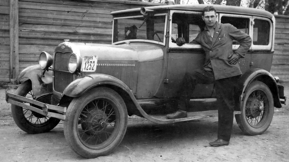 В 1930 году для Москвы закупили в США двести автомобилей Ford Model A c закрытым кузовом, оснащенным перегородкой в салоне и окрашенным в два цвета. Верх был светлый, цвета слоновой кости, а низ — темно-голубой или светло-зеленый. Водители прозвали такие автомобили «сороками»