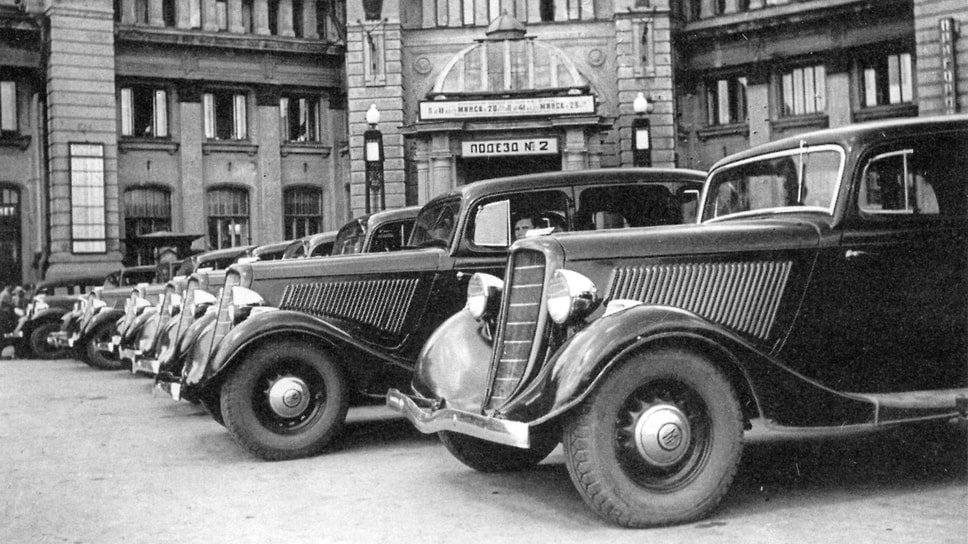 В 1936 году появилась модель ГАЗ-М1 с закрытым кузовом. Именно она стала самым распространенным довоенным автомобилем-такси. Стоимость поездки в 1938 году составляла 70 копеек за километр с 6 до 24 часов, а с 24 до 6 часов – 80 копеек в пределах Окружной железной дороги. За город — от 80 копеек до 1 рубля 20 копеек, причем в ночное время такси на загородные поездки не выезжало