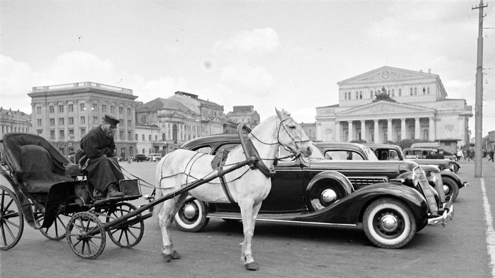В такси работали и представительские автомобили ЗИС-101. На фотографии Ивана Шагина видно, что «Москва — город контрастов»: в 1937 году в городе можно было проехать как на извозчике, так и на такси ГАЗ-М1 или ЗИС-101