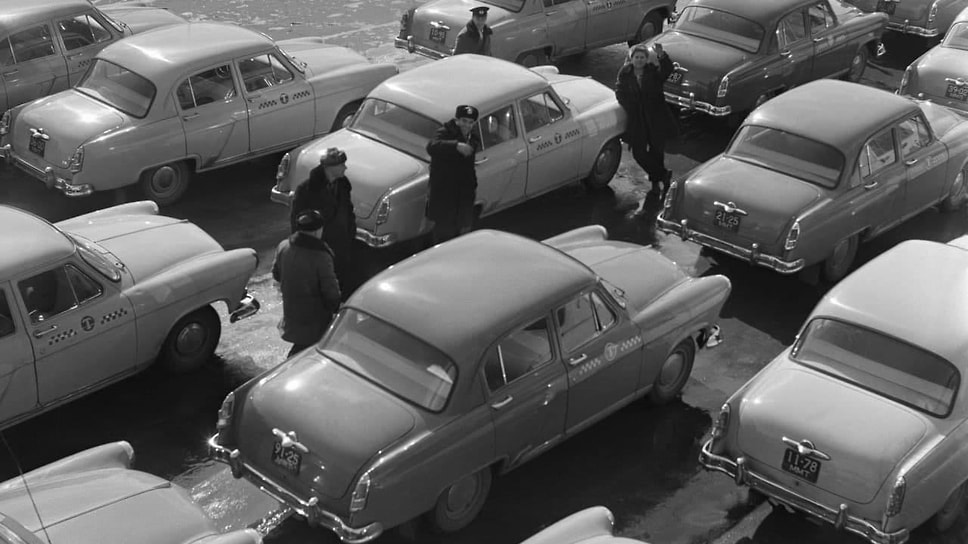 В 60-е и 70-е годы главным автомобилем в такси была «Волга» ГАЗ-21. Для такси специально отвели номерные знаки серий ММТ, ММЛ и МММ, где первая цифра означала номер таксопарка. С 1-го по 10-й — серия ММТ, с 11-го по 20-й — ММЛ, а с 21-го — МММ