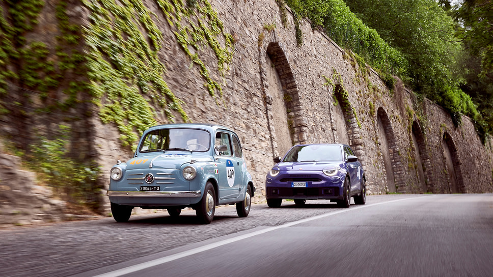 Fiat 600, выпущенный в 1955 году, и актуальный Abarth 600e готовятся к выступлению в гонке Mille Miglia