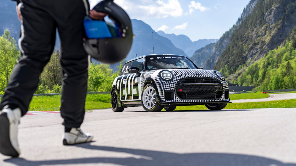 Боевой MINI Cooper Works, на котором гонщица Саманта Тан выступит на 24-часовой гонке на «Нюрбургринге»