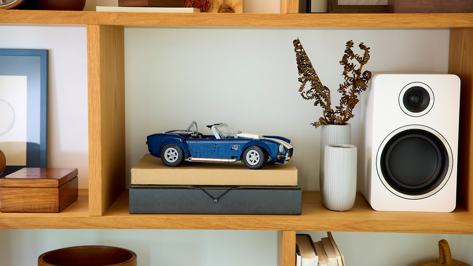 Не макет, но конструктор американского спорткарома Shelby Cobra 427 S/C представила компания Lego