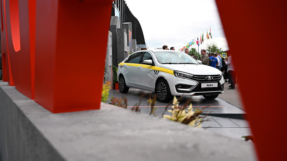 Среди других новинок АвтоВАЗа на ПМЭФ  2025 —  Lada Aura, предназначенная для такси