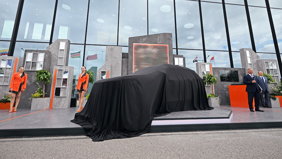 Ну и автомобильный гвоздь программы — новый кроссовер Lada Azimut
