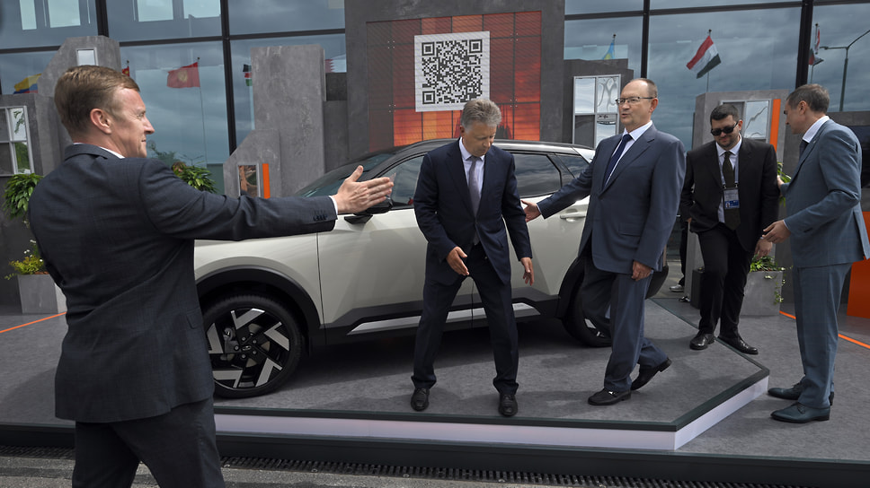 На презентации Lada Azimut присутствовали (справа налево): первый заместитель председателя правления ПАО «Сбербанк» Александр Ведяхин, руководитель отдела дизайна «АвтоВАЗа» Николай Суслов, вице-президент по техническому развитию ОАО «АвтоВАЗ» Евгений Шмелев и президент АО «АвтоВАЗ» Максим Соколов