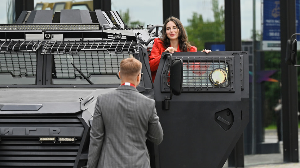 Среди других автомобильных экспонатов ПМЭФ 2025 — специальный бронированный автомобиль СБМ ВПК-233136 семейства «Тигр» в комплектации «Рейд»
