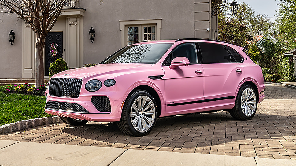 Компания Bentley представила кроссовер Bentayga в нетипичном для марки оформлении. Один американский заказчик попросил выкрасить автомобиль в розовый оттенок Candy Pink