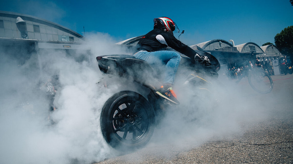 Участник «Открытых дней MV Agusta», которые прошли на территории упомянутого мотоциклетного производства в итальянском местечке Ширанна