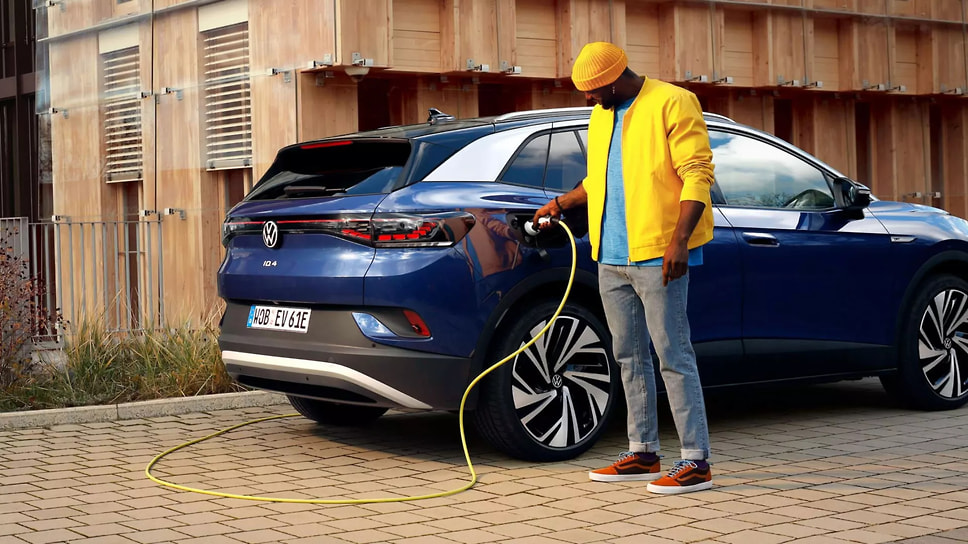 Компания Volkswagen согласилась с жалобами автолюбителей на то, что управлять многими функциями машины через мультимедийный экран и с помощью сенсорных переключателей не так уж и удобно и решила количество физических кнопок будет увеличено в обновленных электромобилях ID.3 и ID.4 
