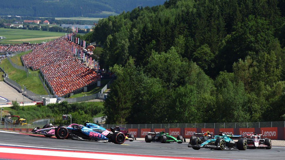 Арьергард пелетона на выразительном фоне перепада высот автодрома Red Bull Ring
