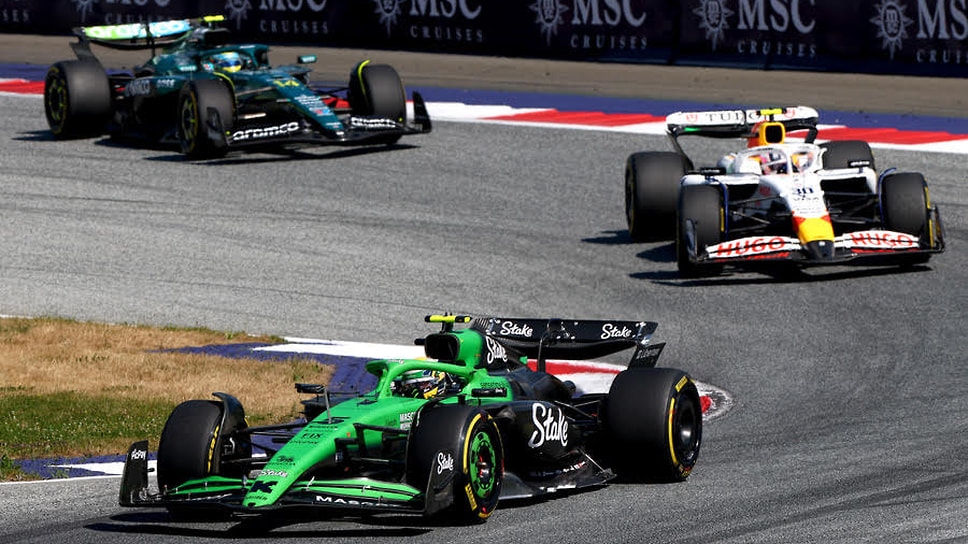 На трассе — болиды Габриэля Бортолето (Sauber), Лиама Лоусона (Racing Bulls) и Фернандо Алонсо (Aston Martin)