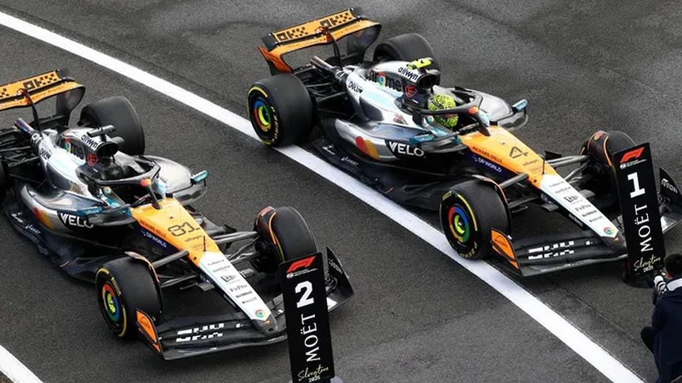 Пятый в сезоне победный дуэт McLaren на финише: слева — болид Оскара Пиастри, справа — Ландо Норриса