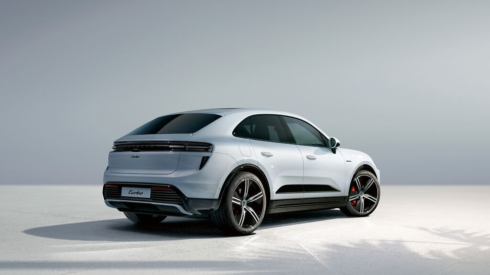 &lt;b>Porsche Macan Turbo. Red Dot 2025 Best of the Best.&lt;/b>
Каждая новая модель Porsche, согласно концепции бренда, обязана быть новой, но марка должна «читаться» всегда. В полностью электрическом «Макане» последнего поколения новым в дизайне является мощная задняя часть, подчеркнутая сплошной светящейся полосой. Судьи отметили «тонко проработанные новшества как внутри, так и снаружи, которые показывают куда должен развиваться функциональный дизайн, не скатываясь к произвольности»

