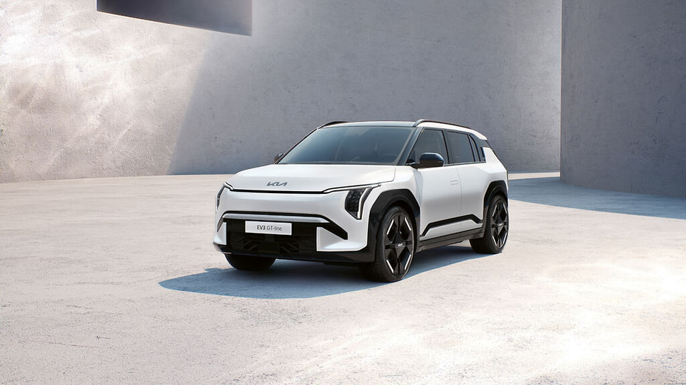 &lt;b>Kia EV3. Red Dot 2025 Best of the Best.&lt;/b>
Компактный внедорожник покорил жюри тем, что «из него ничего не торчит». Непринужденно урезанный язык форм источает прагматизм и спокойствие, передавая функциональное совершенство. Дизайн интерьера основан на концепциях жилого пространства
