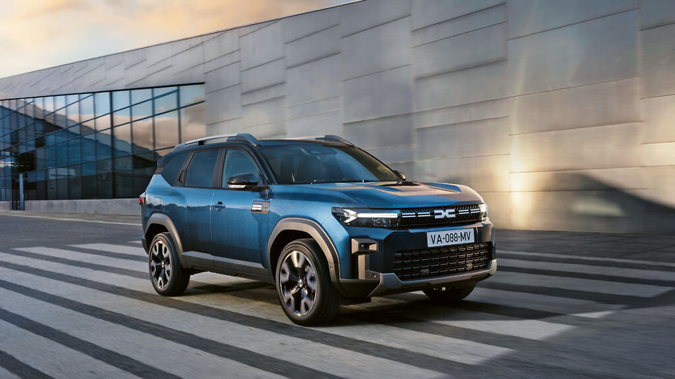 &lt;b>Dacia Bigster. Red Dot 2025.&lt;/b>
Компактный внедорожник по мнению жюри отличается четким функциональным дизайном, в котором форма и детали, разработаны не для красоты, а с оглядкой на удобство повседневного использования. Но получилось все равно красиво
