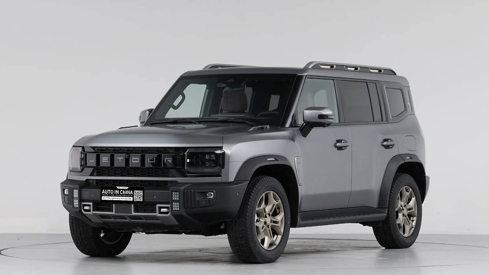 &lt;b>Jetour Traveler. Red Dot 2025.&lt;/b>
Получивший приз за «основательный дизайн» — хотя злопыхатели и утверждают, что модель «срисована» с Land Rover Defender — интересен нам еще и тем, что официально продается в России под именем Jetour T2

