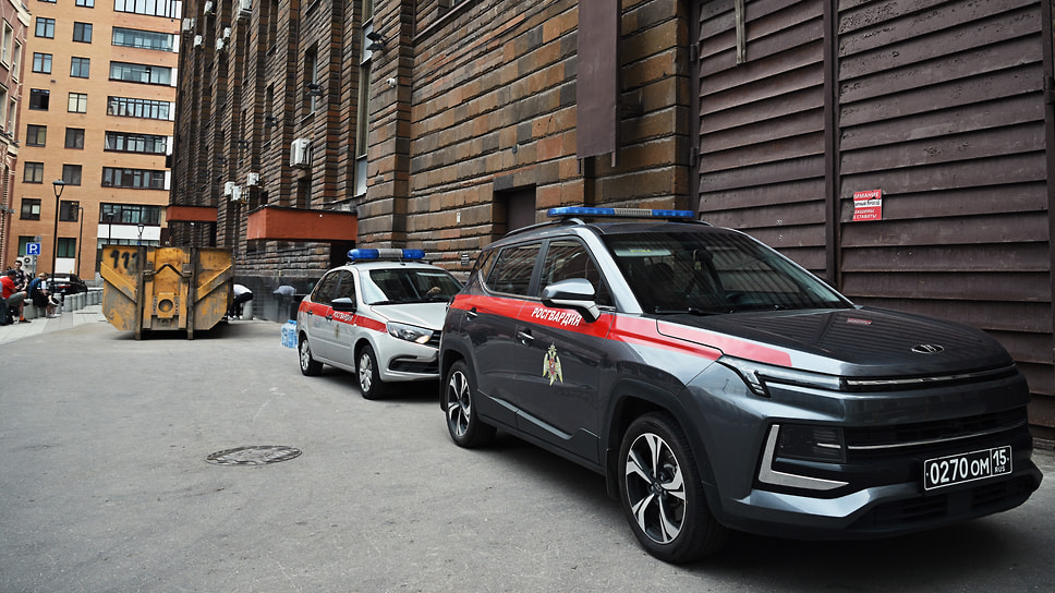Автомобили «Росгвардии» у здания МХАТ им. Горького. Следственные действия проводились у директора театра Владимира Кехмана в рамках дела о растрате.