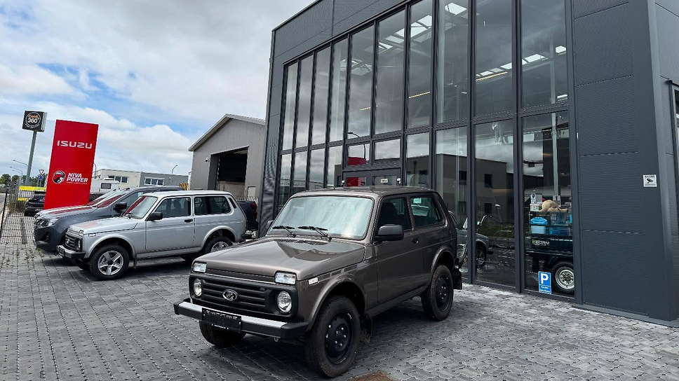 Niva на площадке в автосалоне Niva-Power