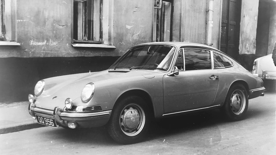 В 1967 году Виктор Луи удачно выполнил операцию по погашению ажиотажа вокруг ожидавшихся в печати мемуаров сбежавшей сталинской дочери Светланы Аллилуевой — до выхода книги самой Светланы он опубликовал серию статей с фрагментами мемуаров, а также продал разным издательствам полученную от КГБ рукопись. На гонорары Луи купил новейшую на тот момент модель Porsche 911S. На фото автомобиль еще с британскими номерами