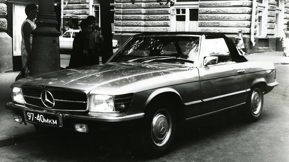 В 1972 году Виктор Луи приобрел Mercedes-Benz 350SL. Автомобилем он пользовался восемь лет и продал его артисту цирка Николаю Ольховикову за 25 тыс. рублей. «Мерседес», к слову, сохранился до наших дней. Снимок сделан в июне 1972 года на Неглинной улице